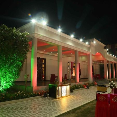 Executive Club Hotell Bareilly Exteriör bild
