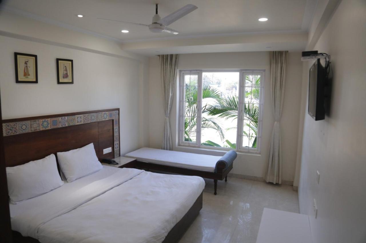 Executive Club Hotell Bareilly Exteriör bild